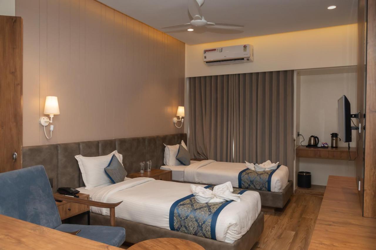 Pinnacle Grand Hotel Ahmedabad Exterior foto