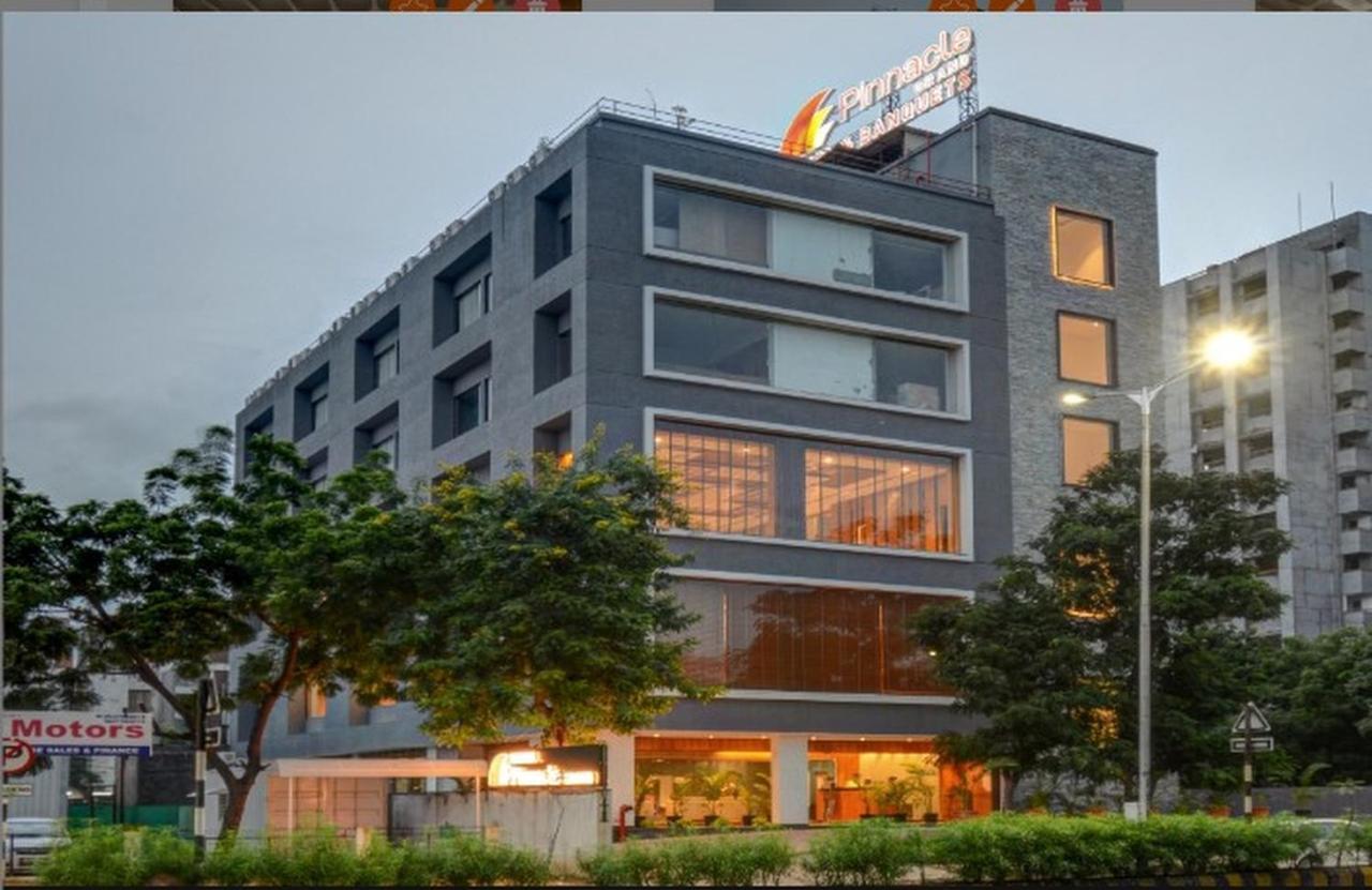 Pinnacle Grand Hotel Ahmedabad Exterior foto