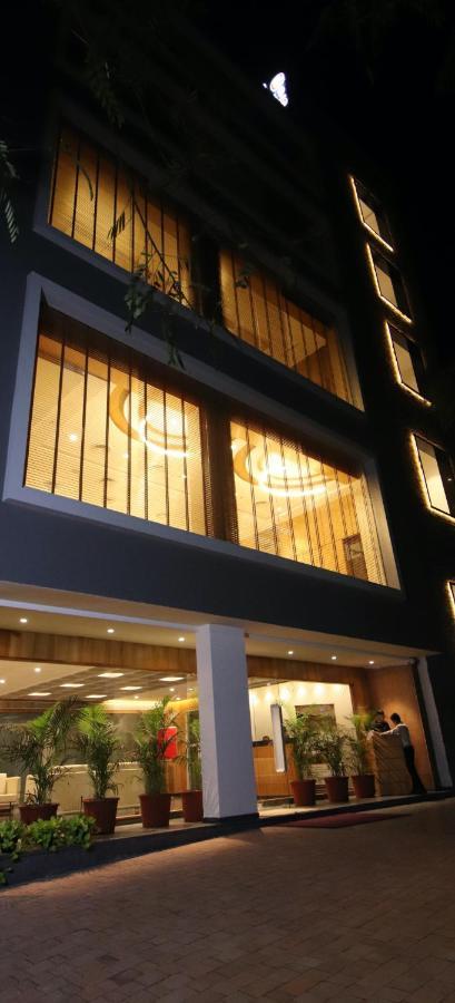 Pinnacle Grand Hotel Ahmedabad Exterior foto